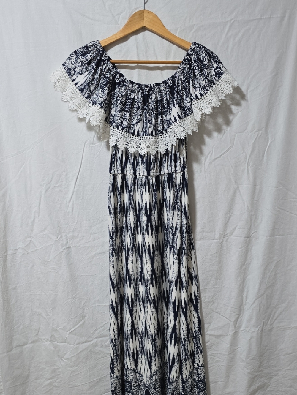 Off-Shoulder Navy and White Maxi Dress with Lace Trim 018